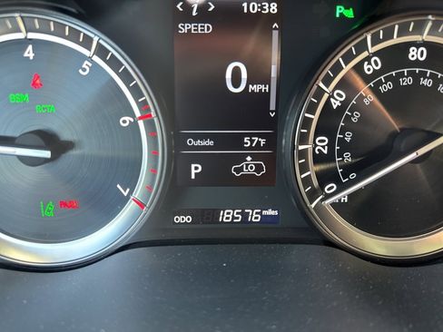 Used 2021 Lexus LX 570 4WD w/ Luxury Package image 7