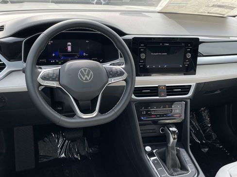 New 2025 Volkswagen Taos SE image 6