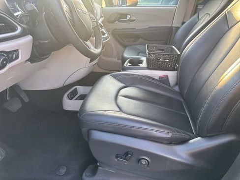 Used 2024 Chrysler Pacifica Touring-L FWD image 6