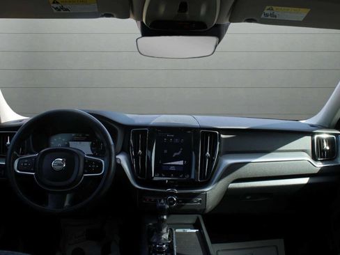 Used 2019 Volvo XC60 T5 Momentum w/ Multimedia Package image 18