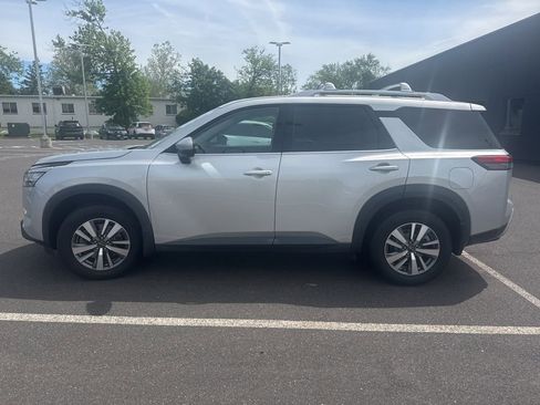 Used 2023 Nissan Pathfinder SL AWD/4WD image 3