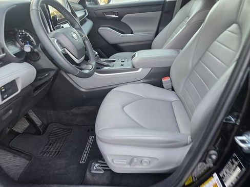 Certified 2024 Toyota Highlander XLE AWD/4WD image 19
