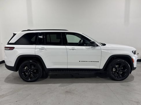 Used 2024 Jeep Grand Cherokee Limited w/ Luxury Tech Group II AWD/4WD image 21