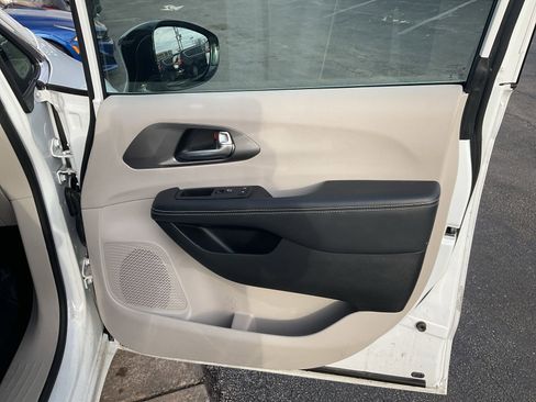 Used 2024 Chrysler Pacifica Touring-L image 61