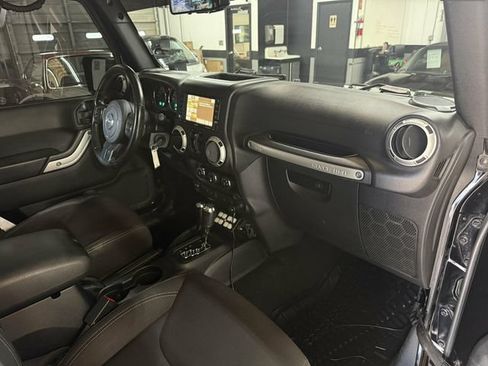 Used 2017 Jeep Wrangler Unlimited Sahara AWD/4WD image 11
