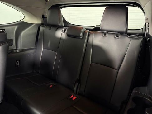 Used 2025 Toyota Highlander XLE image 18