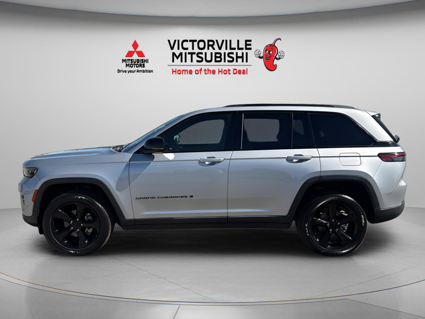 Used 2023 Jeep Grand Cherokee Altitude AWD/4WD image 4