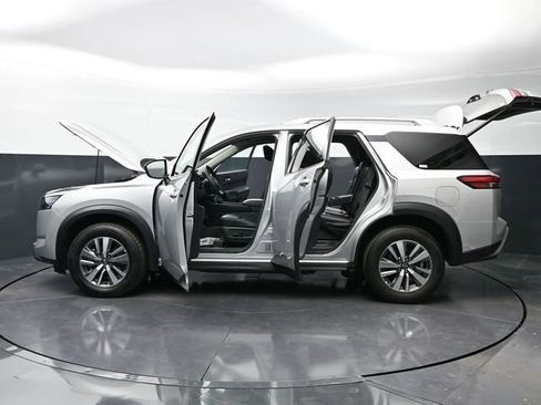 Used 2025 Nissan Pathfinder SL image 48