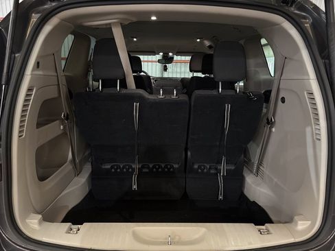 Used 2023 Chrysler Voyager LX image 12
