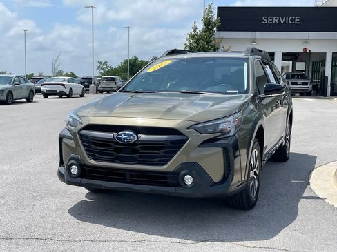 Used 2025 Subaru Outback Premium AWD/4WD image 3