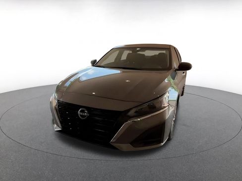 Used 2025 Nissan Altima 2.5 SV FWD image 4