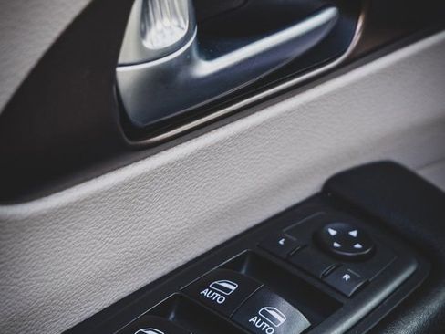 Used 2019 Chrysler Pacifica Touring Plus w/ Advanced Safetytec Group image 32