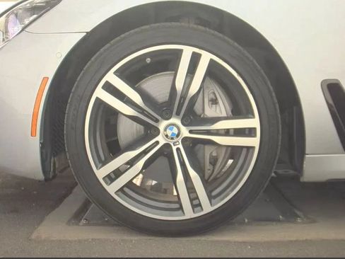 Used 2018 BMW 750i w/ Executive Package RWD image 9