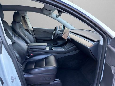 Used 2022 Tesla Model Y Long Range image 13