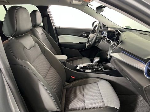 Used 2025 Chevrolet Trax LT w/ LT Convenience Package image 32