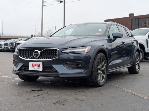 Used 2022 Volvo V60 T5 Cross Country AWD/4WD image 8