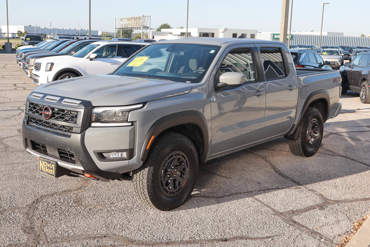 Used 2026 Nissan Frontier PRO-4X AWD/4WD image 3