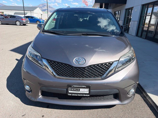 Used 2017 Toyota Sienna SE Premium FWD image 2