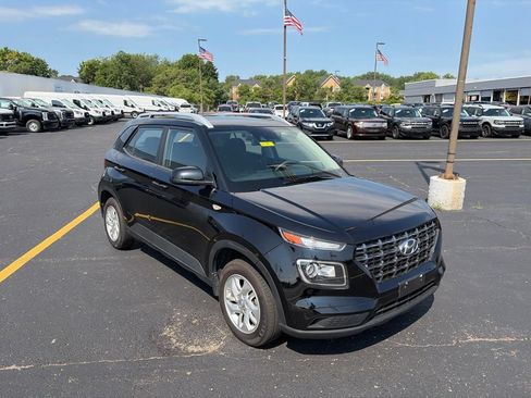 Used 2020 Hyundai Venue SEL FWD image 3