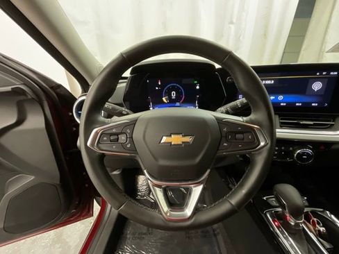 Used 2025 Chevrolet Trax LT w/ LT Convenience Package FWD image 11