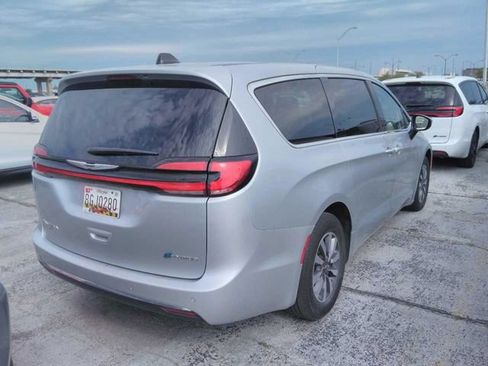 Used 2023 Chrysler Pacifica Touring-L FWD image 1