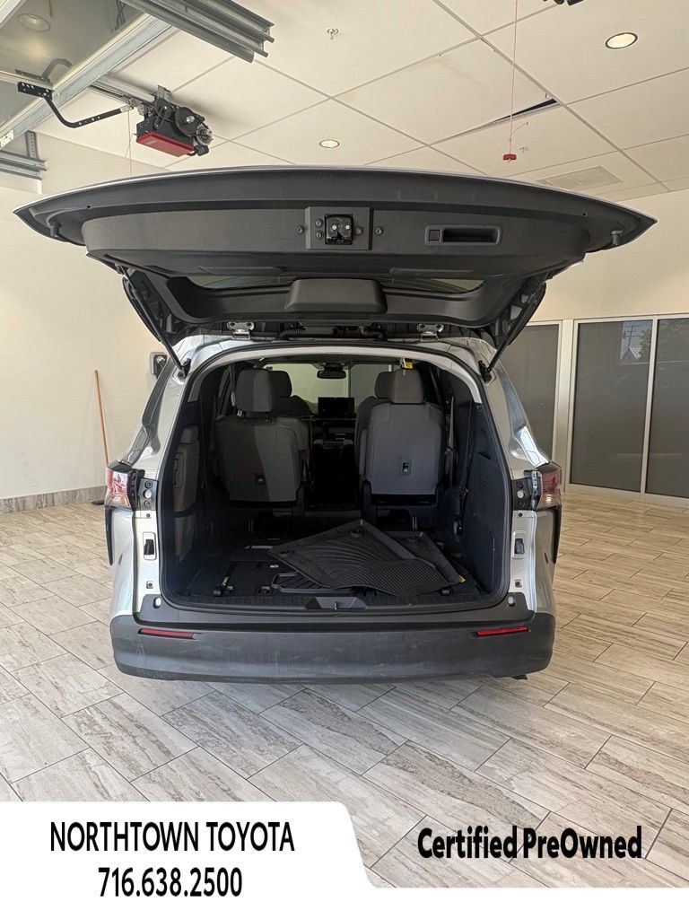 Used 2025 Toyota Sienna LE w/ LE Plus Package AWD/4WD image 6