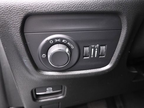 Used 2023 Jeep Grand Cherokee Laredo image 18