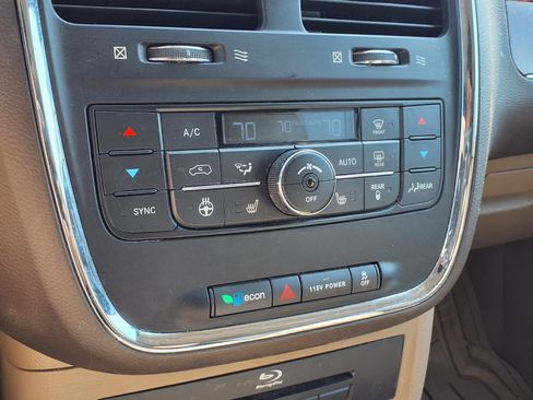 Used 2014 Chrysler Town & Country Limited w/ Luxury Group FWD image 9