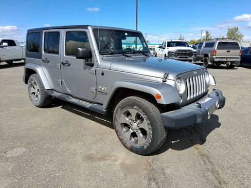 Used 2018 Jeep Wrangler Unlimited Sahara w/ Connectivity Group AWD/4WD image 2