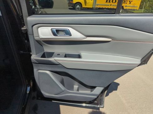 Used 2025 Ford Explorer Active AWD/4WD image 20