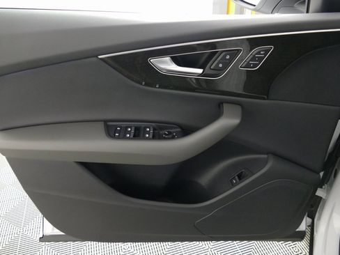 Used 2024 Audi Q8 Premium image 10