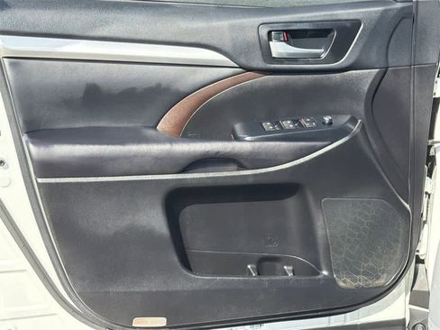 Used 2019 Toyota Highlander XLE w/ Carpet Mat Package (TMS) image 11