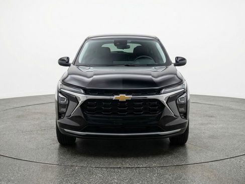 Used 2025 Chevrolet Trax LT w/ LT Convenience Package image 2