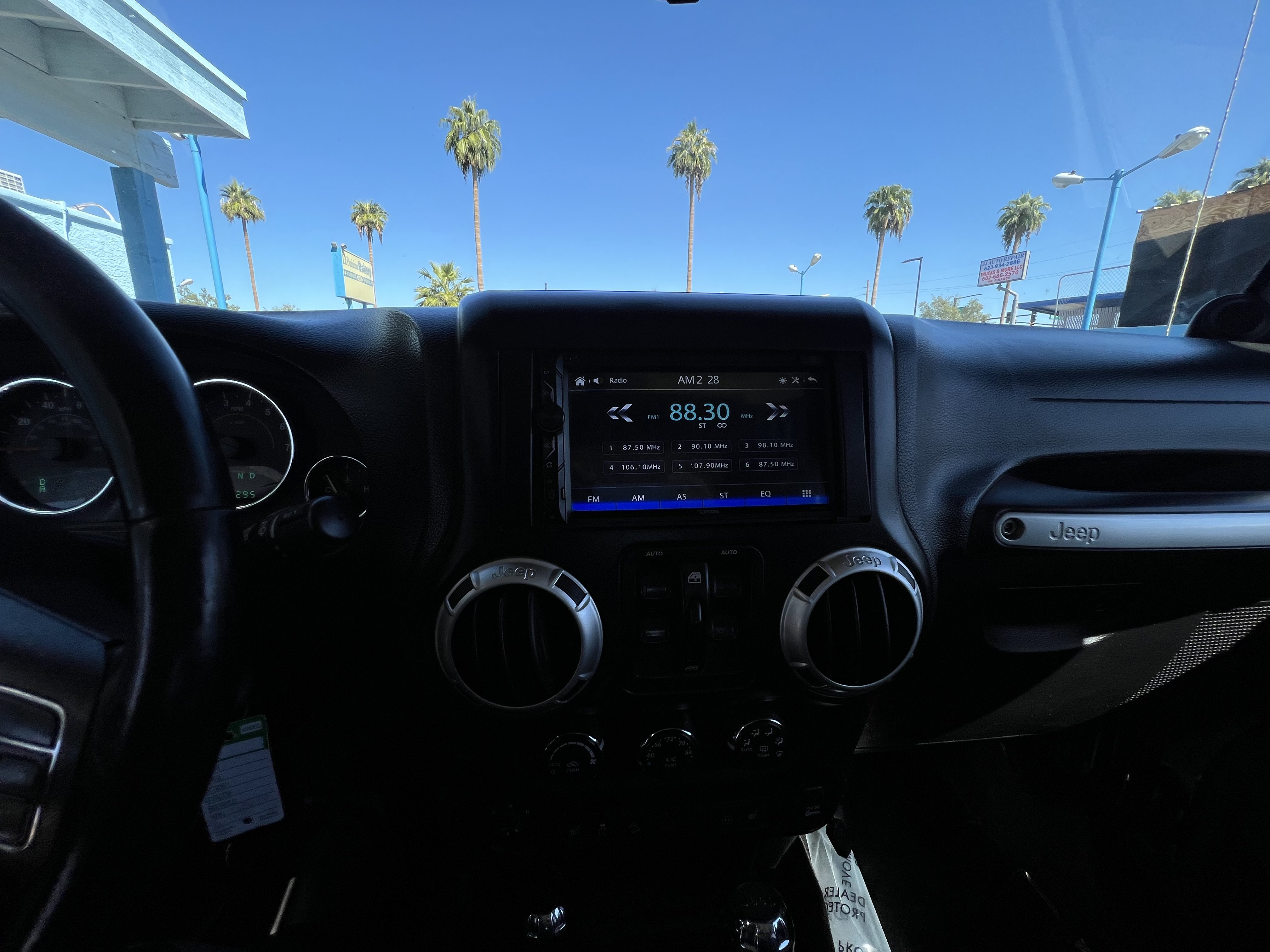 Used 2012 Jeep Wrangler Unlimited Rubicon w/ Connectivity Group AWD/4WD image 12