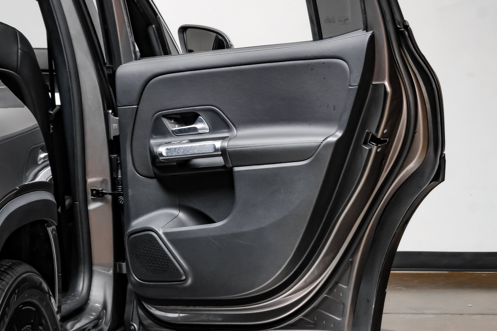 Used 2023 Mercedes-Benz GLB 250 w/ Premium Package image 47