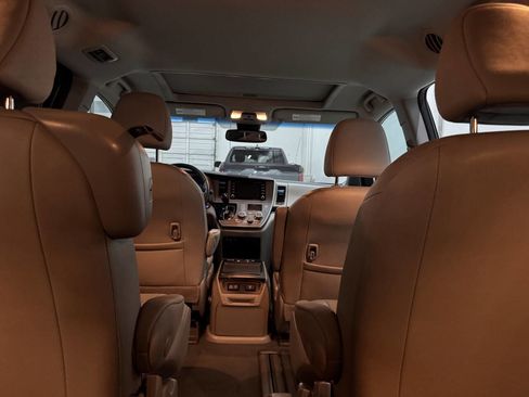 Used 2020 Toyota Sienna XLE 8 Passenger 4dr Mini Van image 19