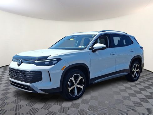 Certified 2026 Volkswagen Tiguan SE AWD/4WD image 3