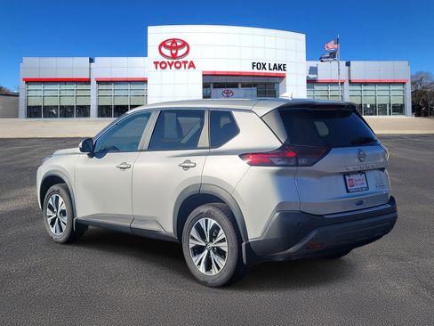 Used 2022 Nissan Rogue SV image 3