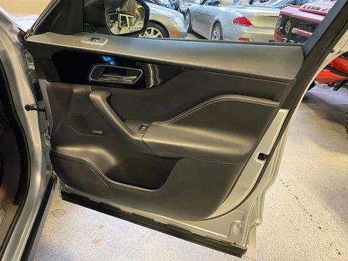 Used 2019 Jaguar F-PACE S image 37