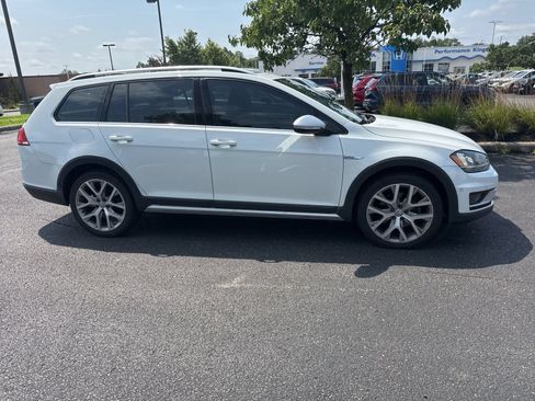 Used 2017 Volkswagen Golf Alltrack SEL AWD/4WD image 2