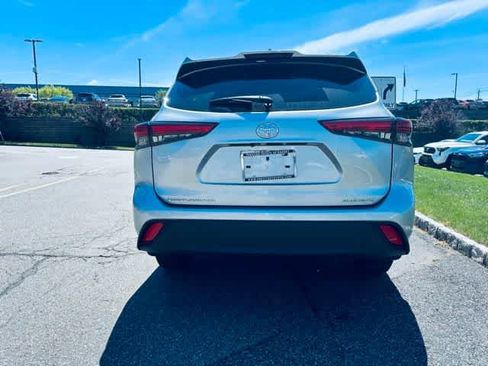 Used 2022 Toyota Highlander XLE AWD/4WD image 5