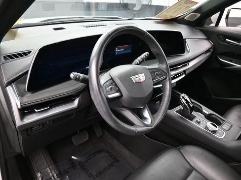 Used 2024 Cadillac XT4 Luxury w/ Cold Weather Package image 10