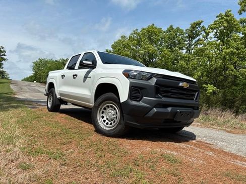 Used 2024 Chevrolet Colorado W/T image 2