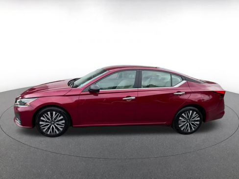 Used 2025 Nissan Altima 2.5 SV FWD image 9