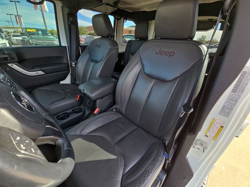 Used 2017 Jeep Wrangler Unlimited Rubicon w/ Connectivity Group image 11