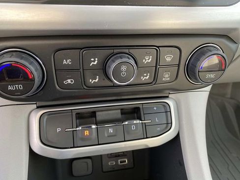 Used 2023 GMC Acadia SLT w/ Technology Package image 17