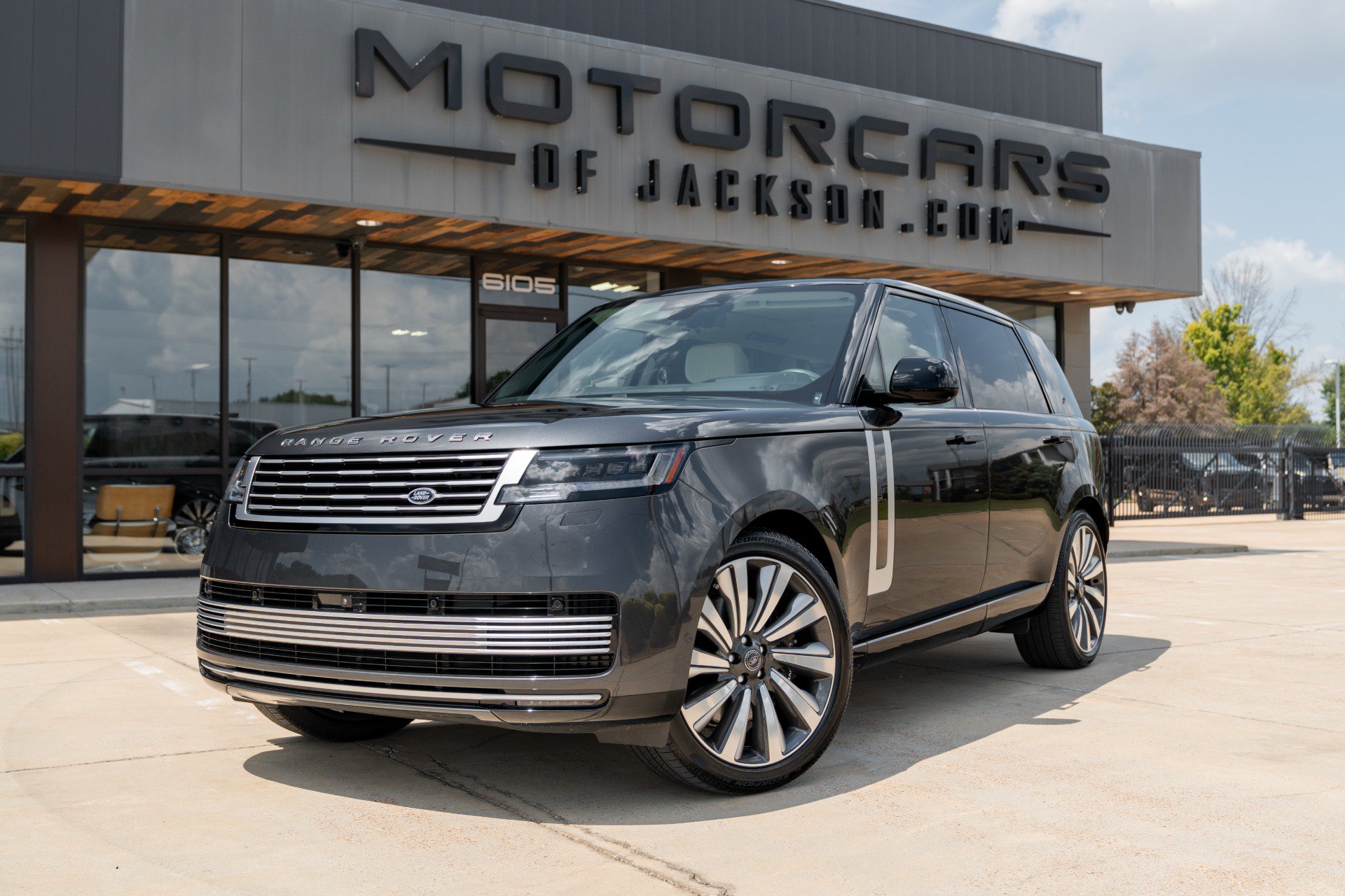 Used 2025 Land Rover Range Rover SV AWD/4WD image 1