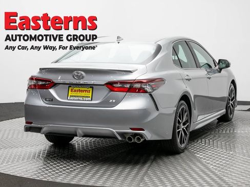 Used 2021 Toyota Camry SE w/ Carpet Mat Package (TMS) FWD image 5