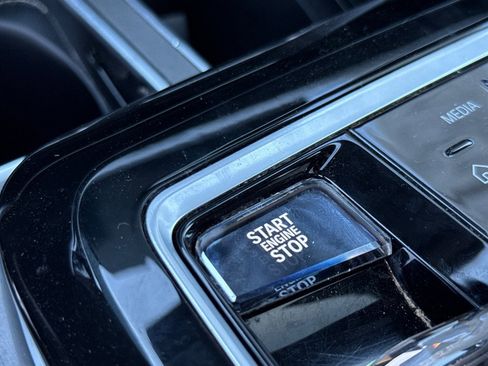 Used 2023 BMW 740i image 33