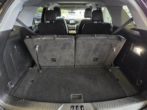 Used 2022 Ford Explorer XLT w/ Equipment Group 202A image 8